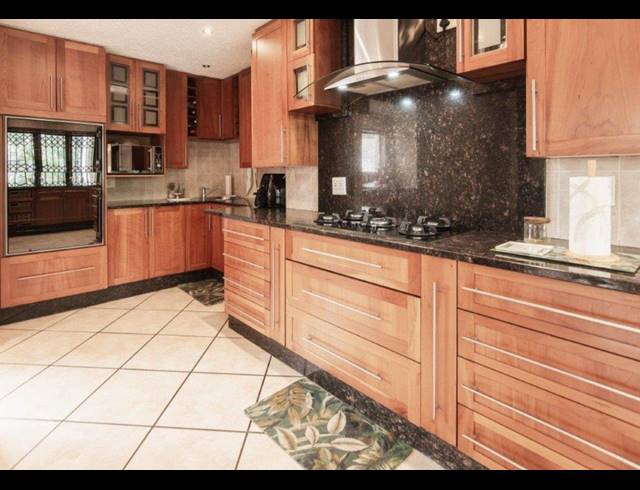 5 BEDROOM HOUSE FOR SALE IN DOWERGLEN EXT 4